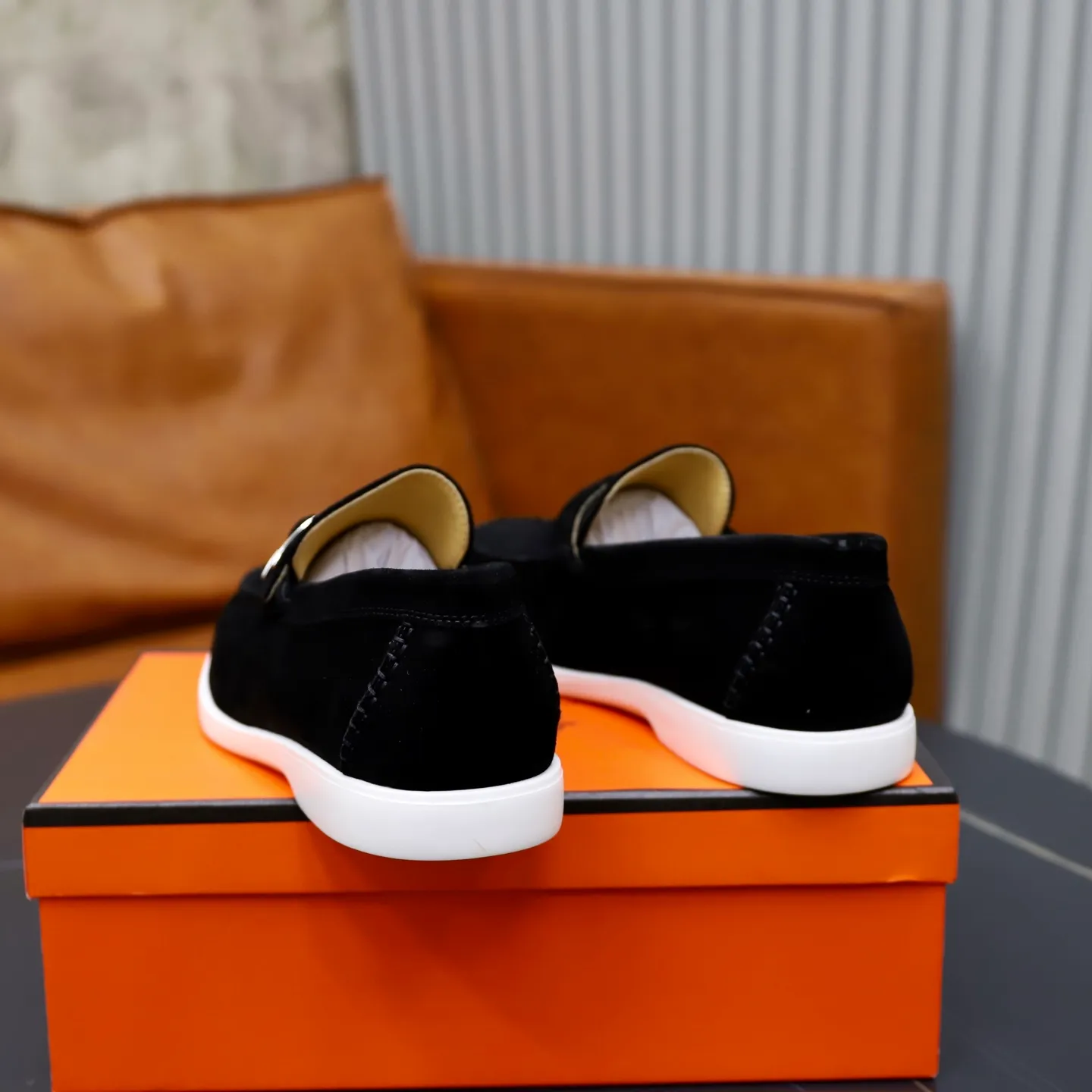 Ex-factory price: 540💰Hermès/Hermès slip-on men's shoes. This shoe is made of imported cow suede leather, with simple and smooth lines, and a 3CM rubber foam ultra-light sole combined with aerodynamic design! Youthful and fashionable, H button decoration, contrasting leather embellishment on the heel, calf lining to gently wrap your feet, with embossed logo cowhide feet, leather rock strips, casual and urban style, highlighting youthful vitality, sports and leisure version, super versatile Size number: 38-39-40-41-42-43-44 Standard leather shoe size (45 can be customized but does not support returns)